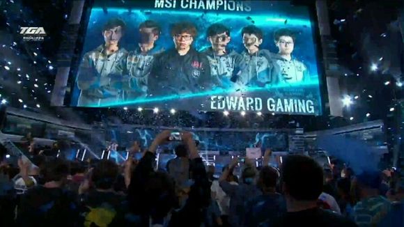 Zeka 是一个纯粹的外行。 Zeus 的标志性英雄 Shen 是纯粹的。 Hanwha Life Esports 4 vs 5 团队消灭了对手，赢得了第一场比赛。