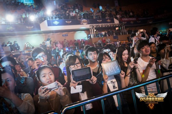 英雄联盟比赛：Kid峡谷之巅偶遇Perkz，双方交流整活